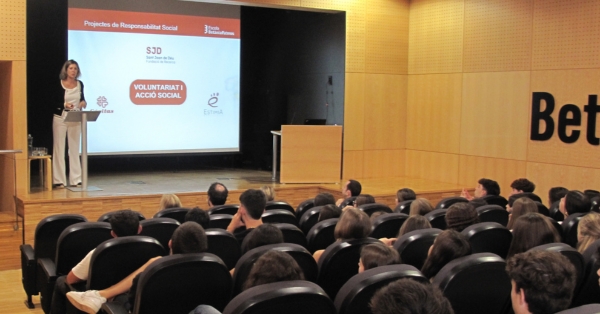 Tres entitats sense ànim de lucre presenten projectes de voluntariat a l’alumnat de 1r de Batxillerat