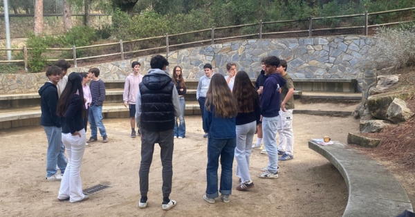 L’alumnat de 1r de Batxillerat participa en un taller de teatre en francès